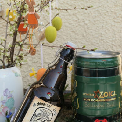Schlosshof-Zoigl-Geschenkflasche-und-Faß