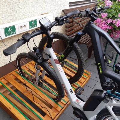 E-Bike_Ladestation_Schlosshof-Zoigl E-Bike_Ladestation_Schlosshof-Zoigl
